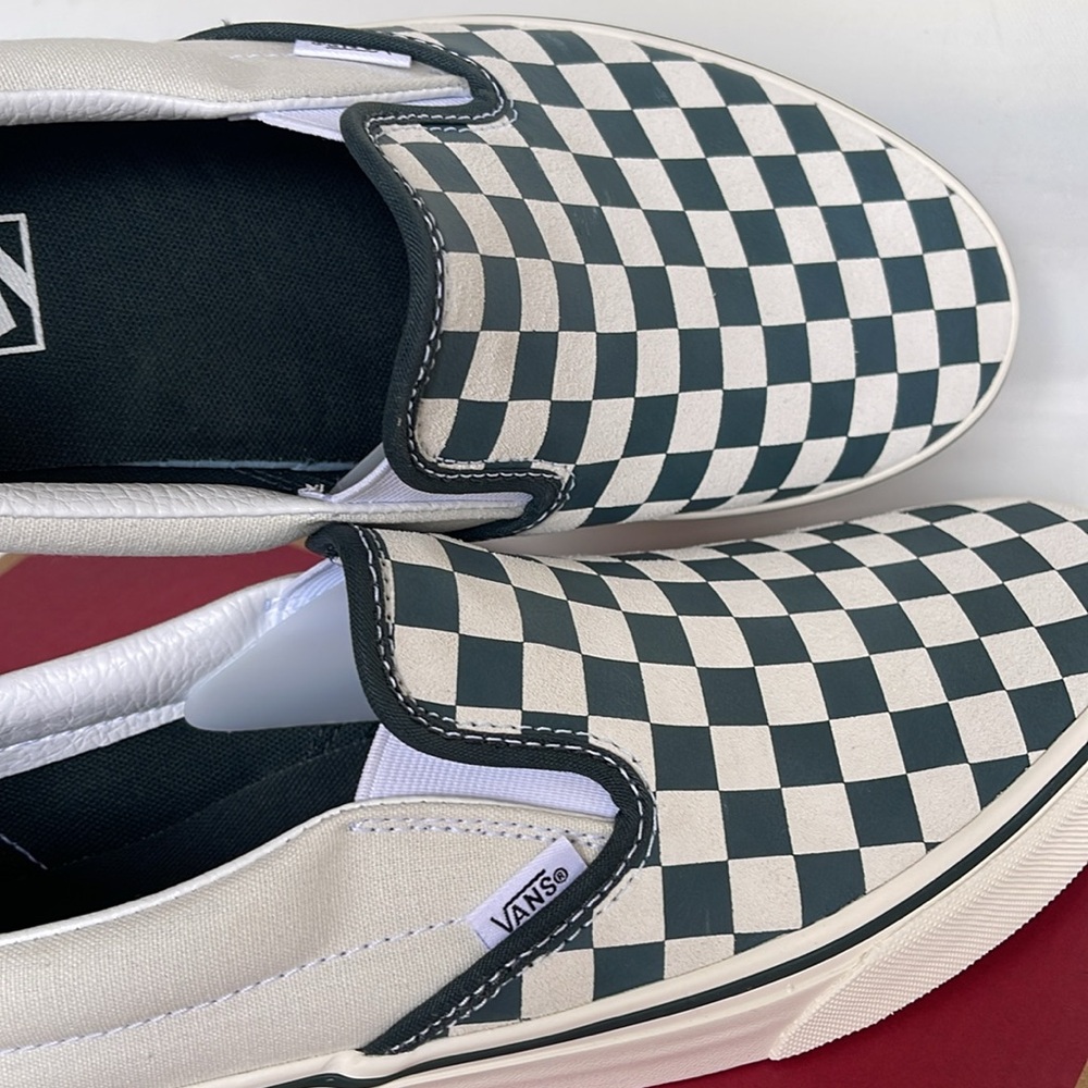 Vans WMNS Classic Slip-On
Checkerboard Green/True White
VN000BVZBGN
Sneakers - Picture 15 of 16